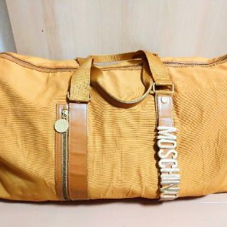 モスキーノ(MOSCHINO)のモスキーノ MOSCHINO ボストンバッグ マスタード イエロー 大容量 旅行(ボストンバッグ)