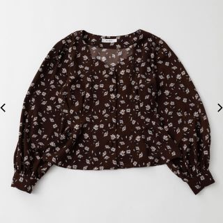 マウジー(moussy)のFLOWER TUCK ブラウス（ブラウン）(シャツ/ブラウス(長袖/七分))