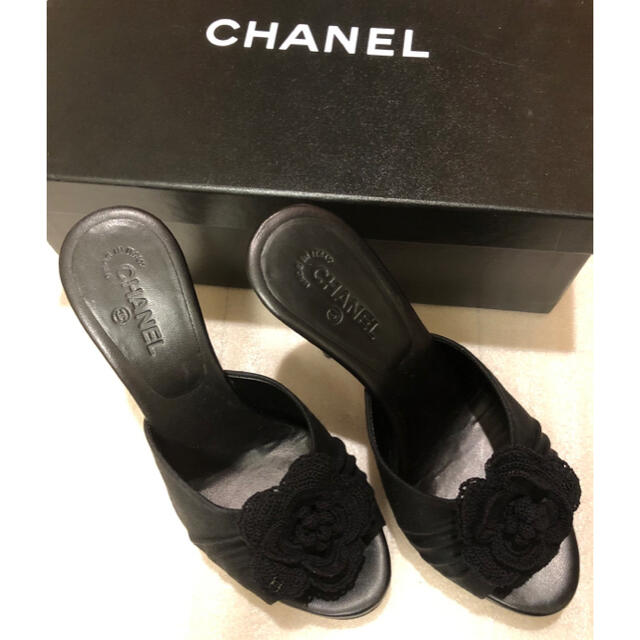 CHANEL(シャネル)の新品未使用 CHANEL 刺繍カメリア サンダル レディースの靴/シューズ(サンダル)の商品写真