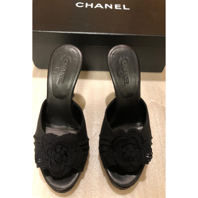 CHANEL(シャネル)の新品未使用 CHANEL 刺繍カメリア サンダル レディースの靴/シューズ(サンダル)の商品写真