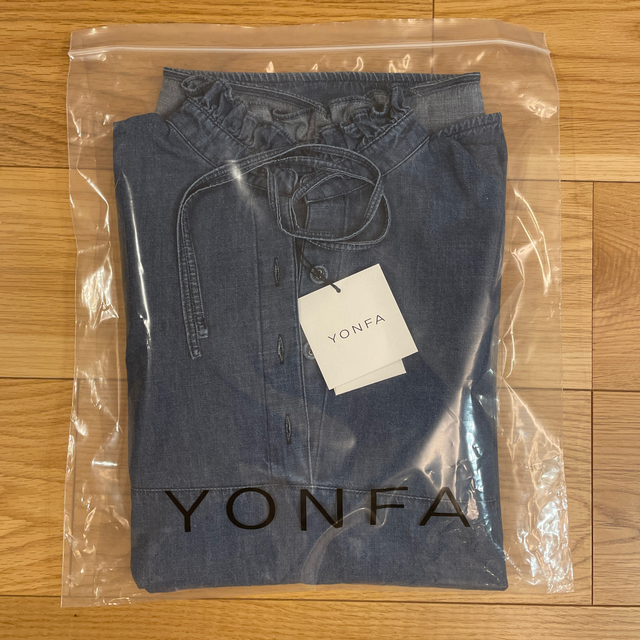 DEUXIEME CLASSE(ドゥーズィエムクラス)の専用★YONFA デニムリボンシャツ　試着のみ レディースのトップス(シャツ/ブラウス(長袖/七分))の商品写真