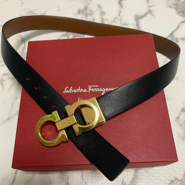 Salvatore Ferragamo(サルヴァトーレフェラガモ)のリバーシブルベルト レディースのファッション小物(ベルト)の商品写真