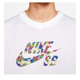 ナイキ(NIKE)のNIKEボタニカル花柄ｔシャツ（新品未使用）☆週末セール☆(Tシャツ/カットソー(半袖/袖なし))