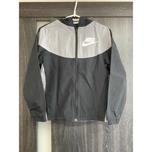 NIKE(ナイキ)のNIKE アウター　140 キッズ/ベビー/マタニティのキッズ服男の子用(90cm~)(ジャケット/上着)の商品写真