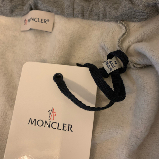 MONCLER(モンクレール)の正規品　新品未使用MONCLER(モンクレール) セットアップ14aグレー メンズのトップス(パーカー)の商品写真