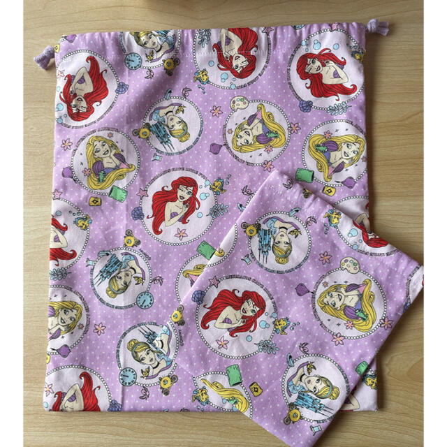 Disney(ディズニー)の巾着袋＊大小セット＊ディズニープリンセス ハンドメイドのキッズ/ベビー(外出用品)の商品写真