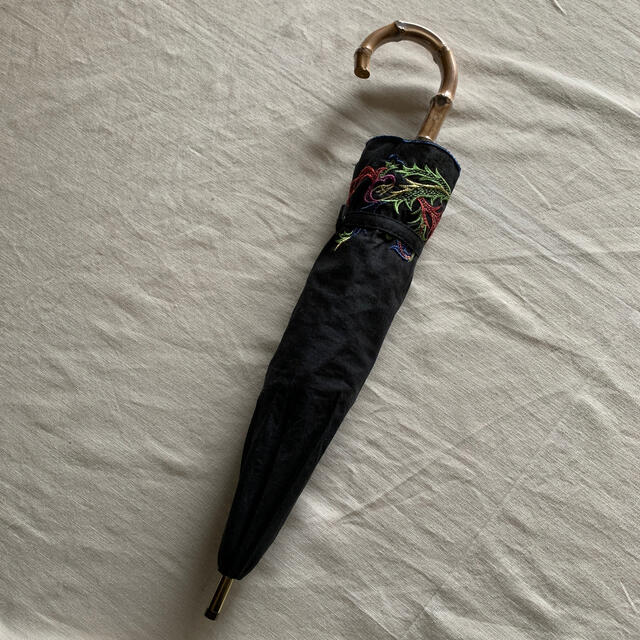 Vivienne Westwood(ヴィヴィアンウエストウッド)のVivienne Westwood レディース日傘　黒刺繍　折りたたみ レディースのファッション小物(傘)の商品写真