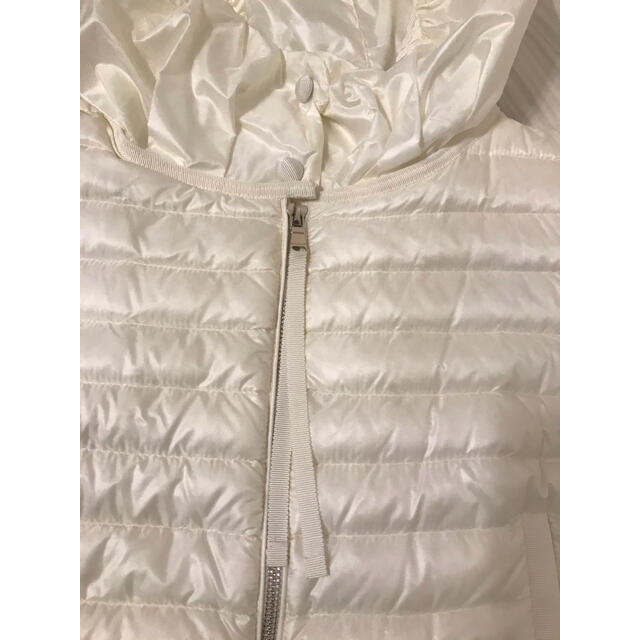 MONCLER(モンクレール)のモンクレール　ライトダウン　ベスト　フリル レディースのジャケット/アウター(ダウンベスト)の商品写真