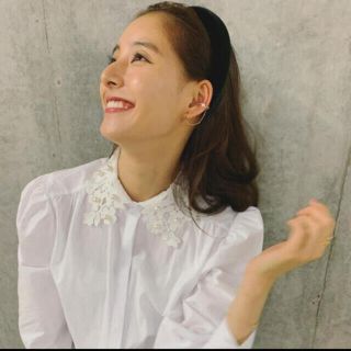 ザラ(ZARA)のZARA完売　パール付きフラワーレース襟シャツ(シャツ/ブラウス(長袖/七分))