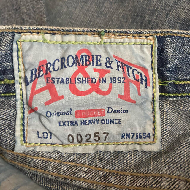 Abercrombie&Fitch(アバクロンビーアンドフィッチ)の新品タグ付き アバクロンビーアンドフィッチ デニムパンツ ジーンズ ダメージ加工 メンズのパンツ(デニム/ジーンズ)の商品写真