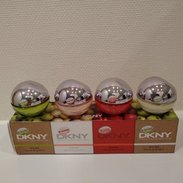 DKNY(ダナキャランニューヨーク)のDKNY　SPECIAL TRAVEL EDTION　香水　4個セット コスメ/美容の香水(香水(女性用))の商品写真