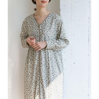 アーバンリサーチドアーズ(URBAN RESEARCH DOORS)のDOORS フラワープリントパイピングワンピース🌸CREAM♪新品タグ付♪UR(ロングワンピース/マキシワンピース)