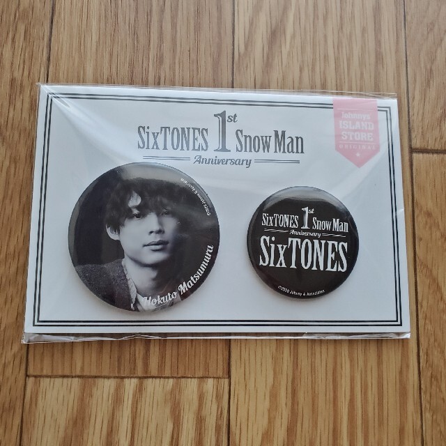 Johnny's(ジャニーズ)のSixTONES 松村北斗 デビュー1周年記念缶バッチ エンタメ/ホビーのタレントグッズ(アイドルグッズ)の商品写真