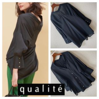 カリテ(qualite)の良品◆qualite カリテ◆バックボリューム スタンドカラー シャツ ブラウス(シャツ/ブラウス(長袖/七分))