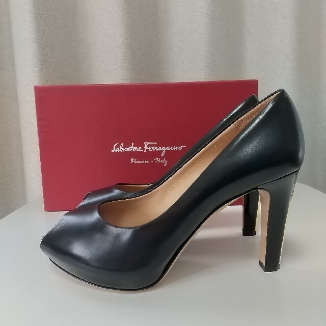 ♡Salvatore Ferragamo♡フェラガモ パンプス レザー ロゴ 黒