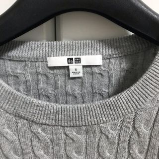 ユニクロ(UNIQLO)の美品ユニクロ☆コットンカシミアケーブルセーター　グレー　S(ニット/セーター)