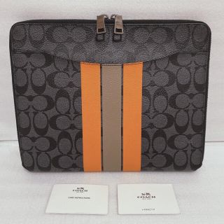 コーチ(COACH)の【COACH】タブレットケース　クラッチバッグ　シグネチャー　(セカンドバッグ/クラッチバッグ)