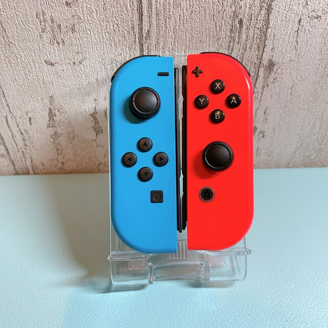 Nintendo Switch(ニンテンドースイッチ)の美品 人気カラー ブルー レッドSwitch 左右セットジョイコンJoy-Con エンタメ/ホビーのゲームソフト/ゲーム機本体(その他)の商品写真