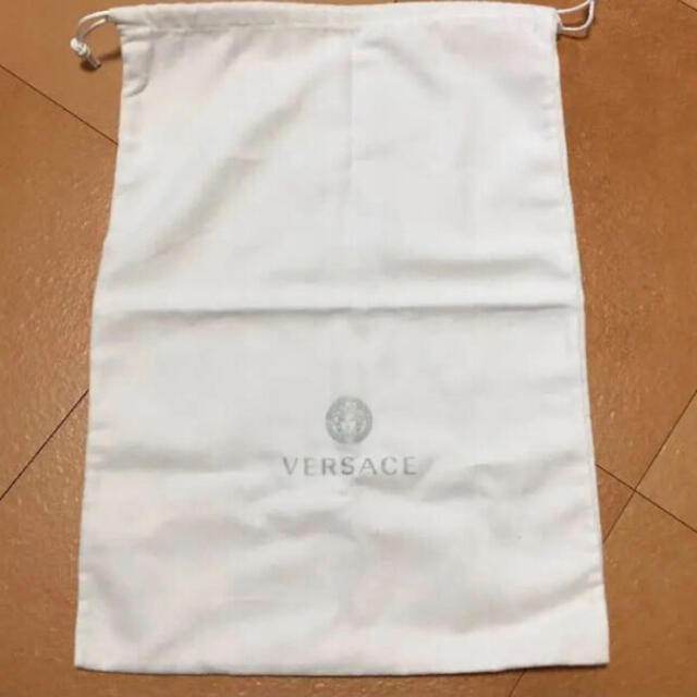 VERSACE(ヴェルサーチ)のヴェルサーチ　巾着袋　送料込み レディースのファッション小物(ポーチ)の商品写真