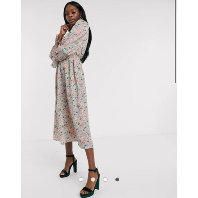 asos(エイソス)のマルチフラワー　フリルネックワンピース　花柄　フリル　新品　エイソス　パフスリ レディースのワンピース(ロングワンピース/マキシワンピース)の商品写真