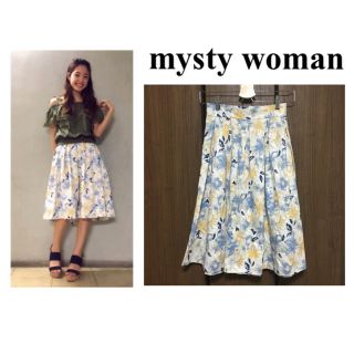 ミスティウーマン(mysty woman)の《超美品》《お値下げ》《大人気》花柄フレアスカート(ひざ丈スカート)