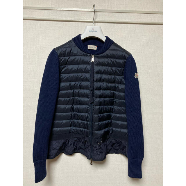 MONCLER(モンクレール)のモンクレール　カーディガン　ダウン　ニット　ネイビー　Mサイズ　ナイロン レディースのトップス(カーディガン)の商品写真