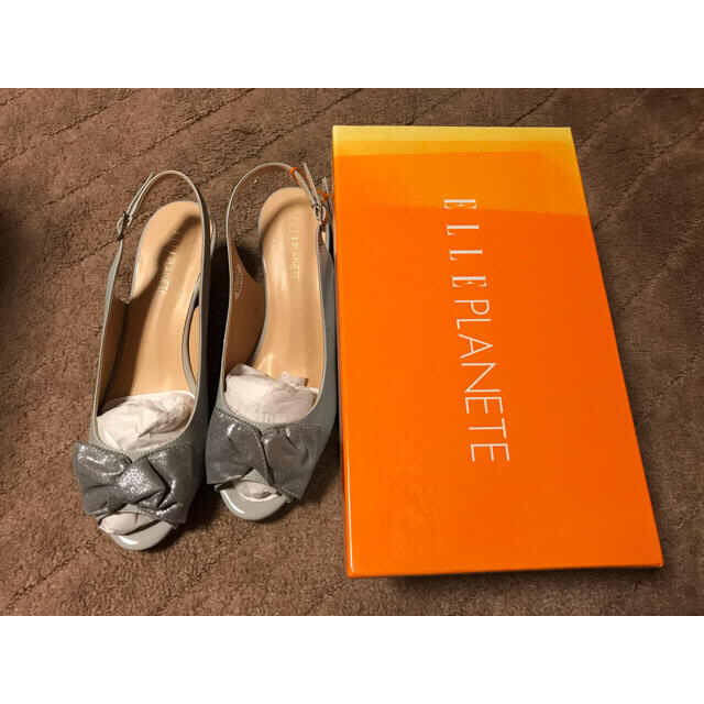 ELLE PLANETE(エルプラネット)のエルプラネット6㎝ヒール　シルバー　新品　リボンパンプス レディースの靴/シューズ(ハイヒール/パンプス)の商品写真