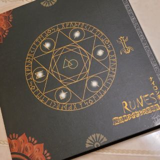 魔法陣ワイヤレス充電器 RUNES(バッテリー/充電器)