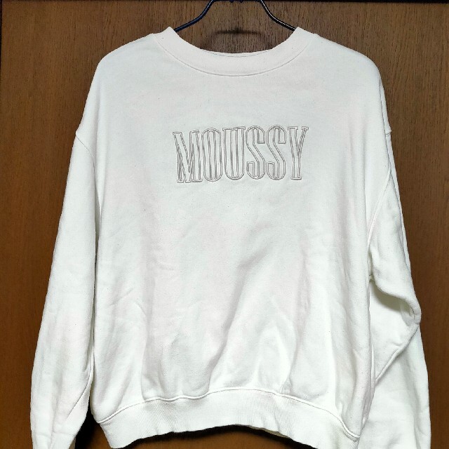 moussy(マウジー)のmoussy マウジー ロゴプリント トレーナー 白 レディースのトップス(トレーナー/スウェット)の商品写真