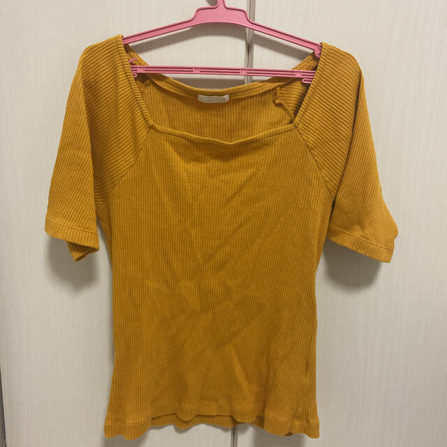 GU(ジーユー)のトップス　tシャツ カットソー レディースのトップス(Tシャツ(半袖/袖なし))の商品写真