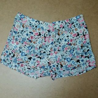 フォーエバートゥエンティーワン(FOREVER 21)のFOREVER21 花柄 ショートパンツ(ショートパンツ)