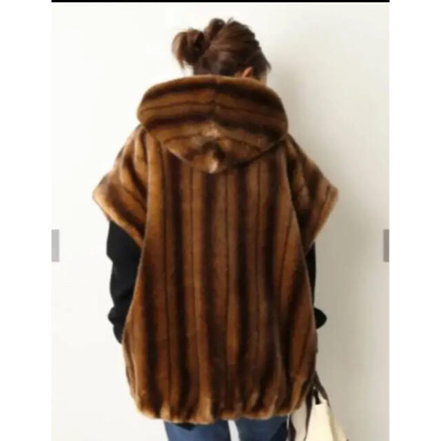 DEUXIEME CLASSE(ドゥーズィエムクラス)のA POINT FAKE FUR VEST レディースのジャケット/アウター(毛皮/ファーコート)の商品写真