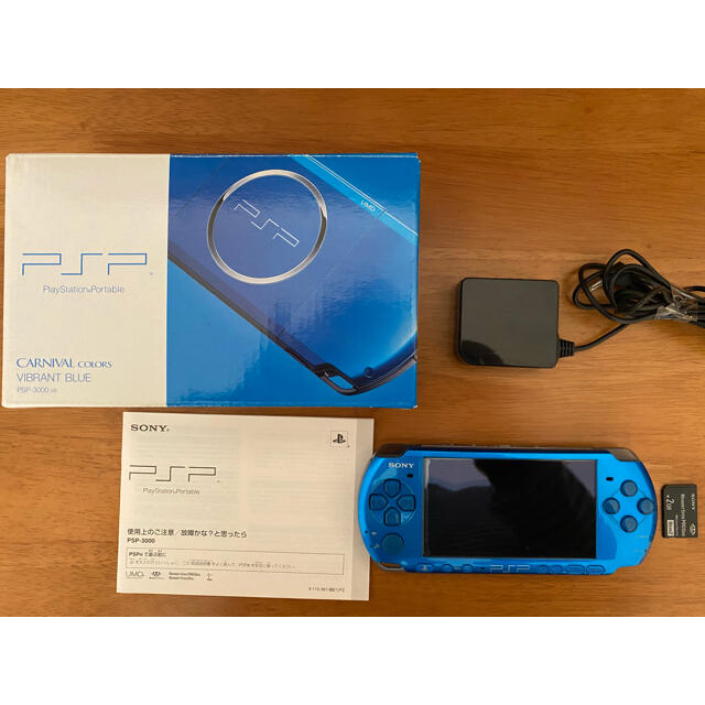 PlayStation Portable(プレイステーションポータブル)のpsp 3000 充電器　メモリカード(2GB) エンタメ/ホビーのゲームソフト/ゲーム機本体(携帯用ゲーム機本体)の商品写真
