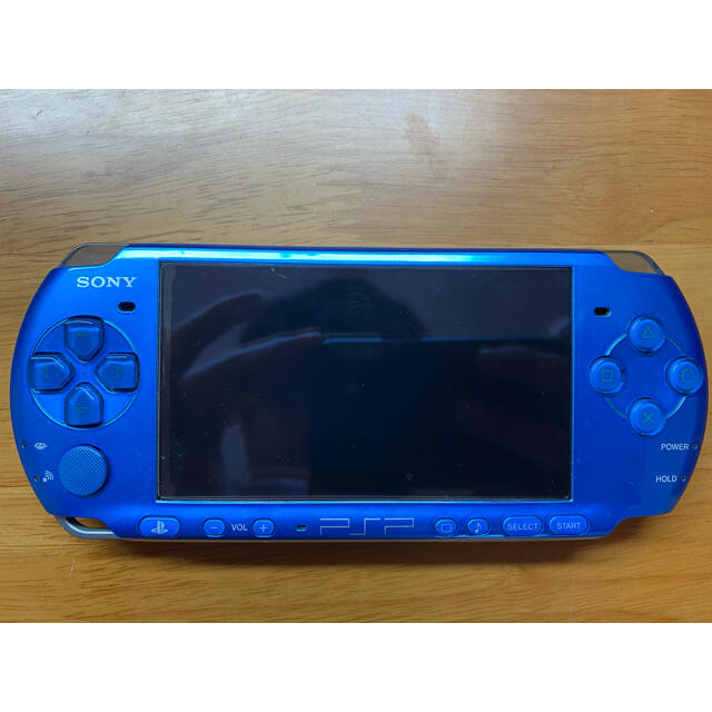 PlayStation Portable(プレイステーションポータブル)のpsp 3000 充電器　メモリカード(2GB) エンタメ/ホビーのゲームソフト/ゲーム機本体(携帯用ゲーム機本体)の商品写真