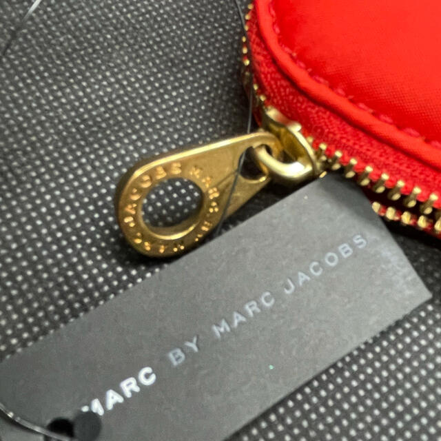 MARC BY MARC JACOBS(マークバイマークジェイコブス)の未使用★ MARC BY MARC JACOBSマークジェイコブス★ポーチ赤 レディースのファッション小物(ポーチ)の商品写真