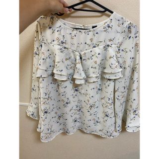 ジャスグリッティー(JUSGLITTY)のジャスグリッティ　花柄トップス　美品(シャツ/ブラウス(半袖/袖なし))