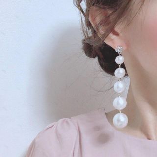 スワロフスキー(SWAROVSKI)のスワロフスキーとコットンパールのグラマラスピアス(ピアス)