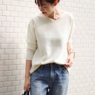 スピックアンドスパン(Spick & Span)のスピックアンドスパン　CLASSY コラボ　ニット　ホワイト　カシミヤ　vネック(ニット/セーター)