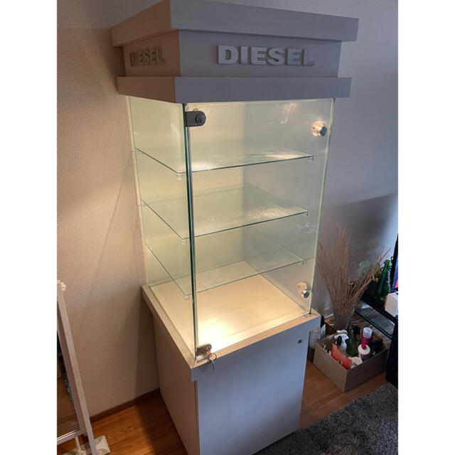 ショーケース　ガラスケース　ディーゼル　DIESEL