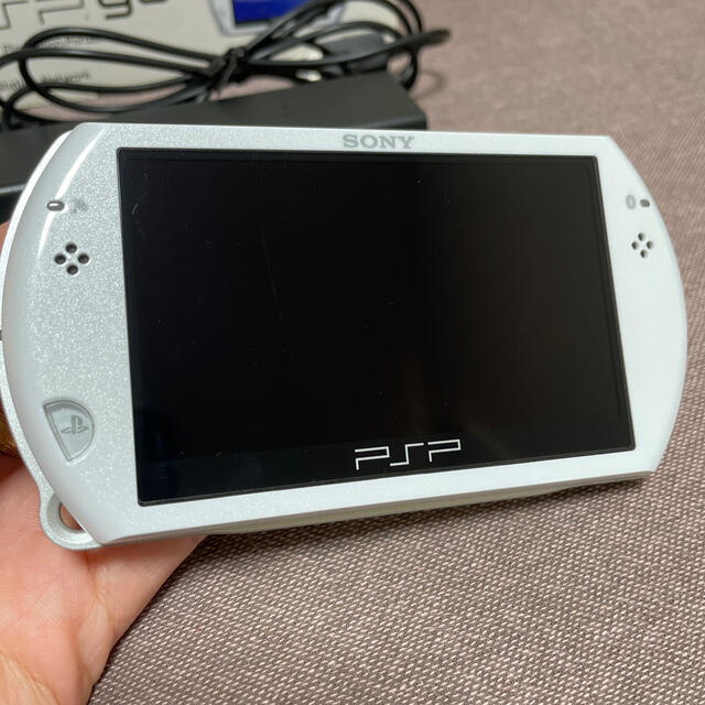 PlayStation Portable(プレイステーションポータブル)のSONY PSPgo16GB メーカー生産終了❗お値下げ致しました❗️ エンタメ/ホビーのゲームソフト/ゲーム機本体(携帯用ゲーム機本体)の商品写真