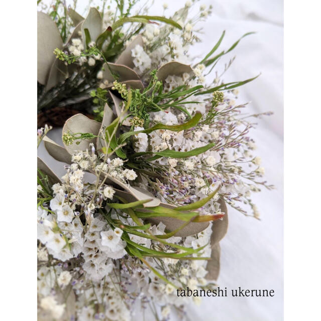 純白の霞草やブルーファンダジアを紡いだ アンティーク リース  ドライフラワー ハンドメイドのフラワー/ガーデン(ドライフラワー)の商品写真