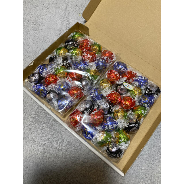 Lindt(リンツ)のリンツ リンドール シルバーアソート 600g 48個 箱無し 食品/飲料/酒の食品(菓子/デザート)の商品写真