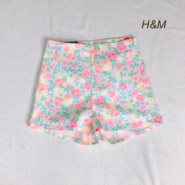 H&M(エイチアンドエム)の花柄 ショートパンツ　新品　H&M レディースのパンツ(ショートパンツ)の商品写真