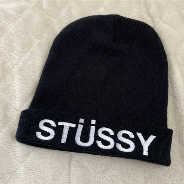 STUSSY(ステューシー)のstussy ニット帽  黒 ロゴ レディースの帽子(ニット帽/ビーニー)の商品写真