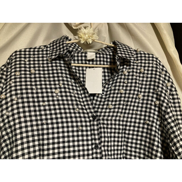H&M(エイチアンドエム)の新品タグ付きH&Mエイチアンドエム パール付きギンガムチェックシャツ  レディースのトップス(シャツ/ブラウス(長袖/七分))の商品写真