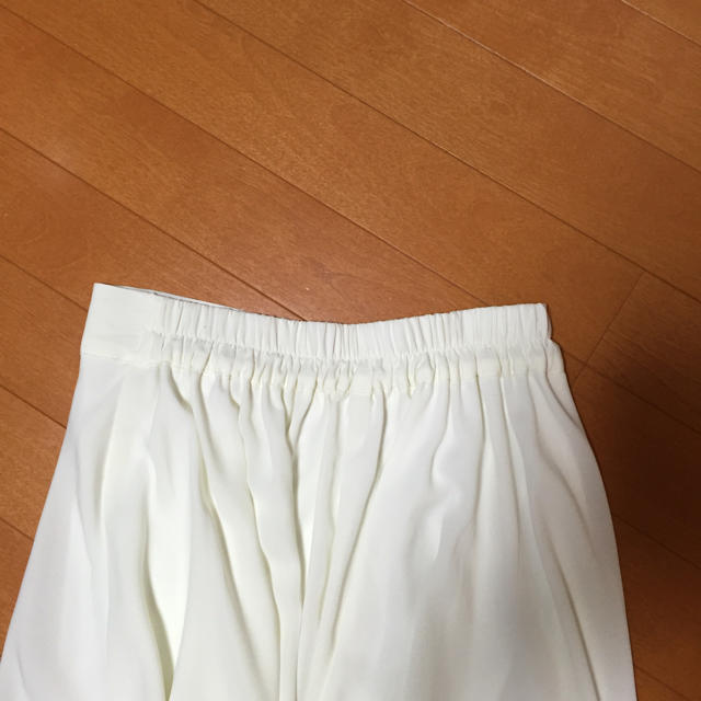 URBAN RESEARCH(アーバンリサーチ)のアーバンリサーチの白フレアースカート レディースのスカート(ひざ丈スカート)の商品写真
