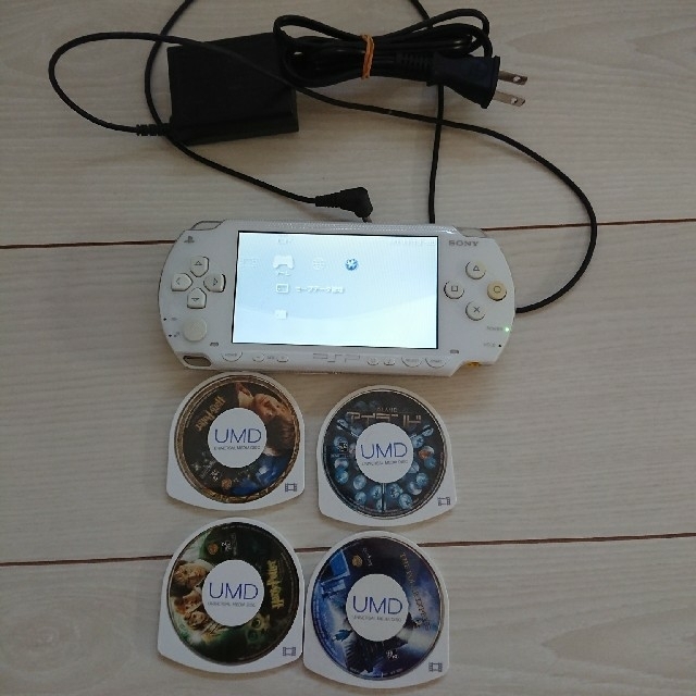 PlayStation Portable(プレイステーションポータブル)の美品☆psp本体。白。動作OK♪バッテリー、充電器、メモリー付き エンタメ/ホビーのゲームソフト/ゲーム機本体(携帯用ゲーム機本体)の商品写真