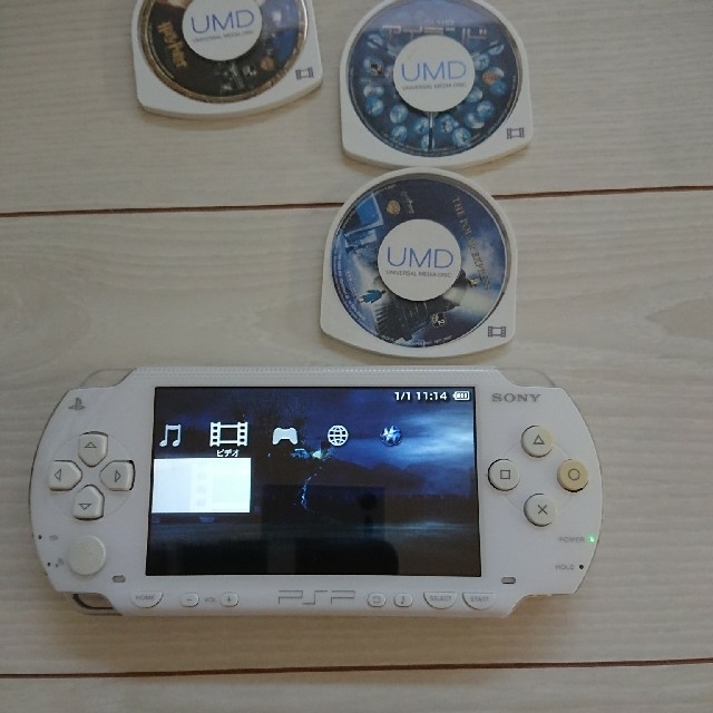 PlayStation Portable(プレイステーションポータブル)の美品☆psp本体。白。動作OK♪バッテリー、充電器、メモリー付き エンタメ/ホビーのゲームソフト/ゲーム機本体(携帯用ゲーム機本体)の商品写真