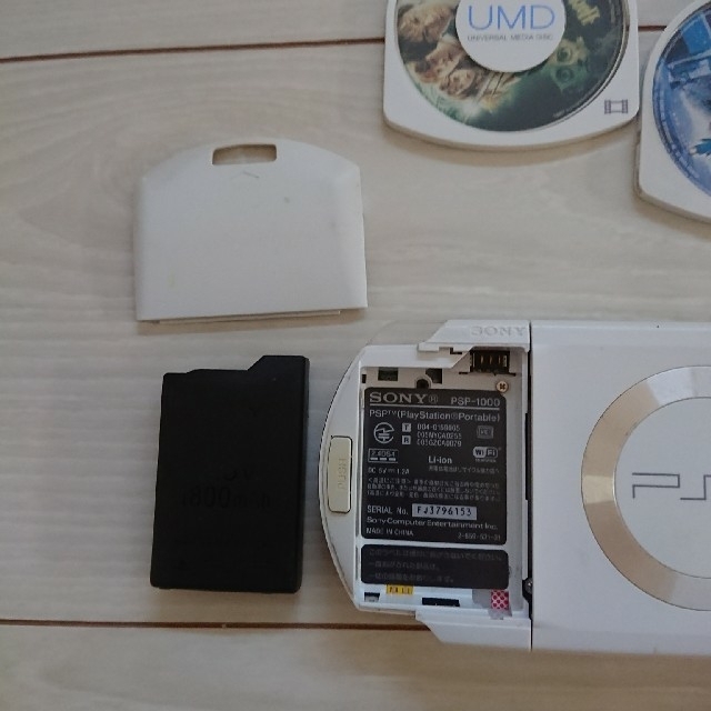 PlayStation Portable(プレイステーションポータブル)の美品☆psp本体。白。動作OK♪バッテリー、充電器、メモリー付き エンタメ/ホビーのゲームソフト/ゲーム機本体(携帯用ゲーム機本体)の商品写真