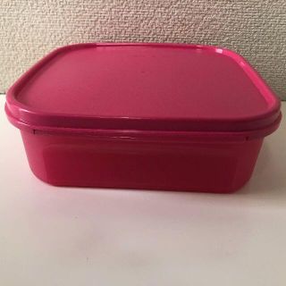 【新品未使用】Tupperware 容器（ピンク）送料無料(容器)